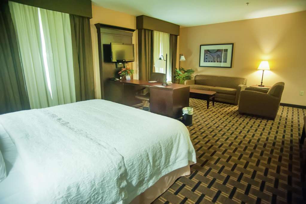 Hampton & Hotel